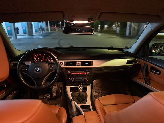 BMW 320i 5 of 9
