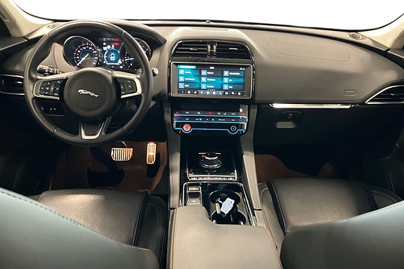 Jaguar F-PACE 13 of 29
