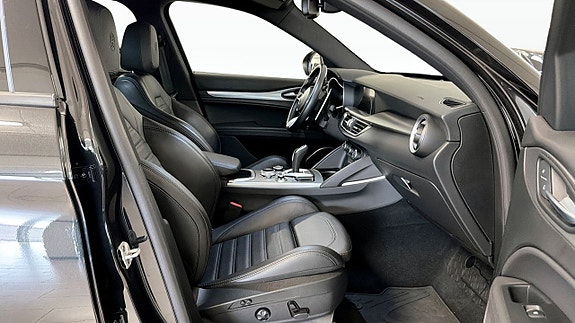 Alfa Romeo Stelvio 3 of 24