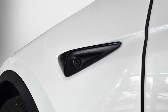 Tesla Model Y 16 of 16