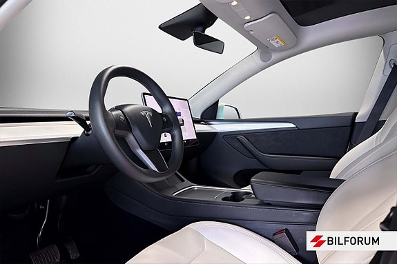 Tesla Model Y 15 of 16