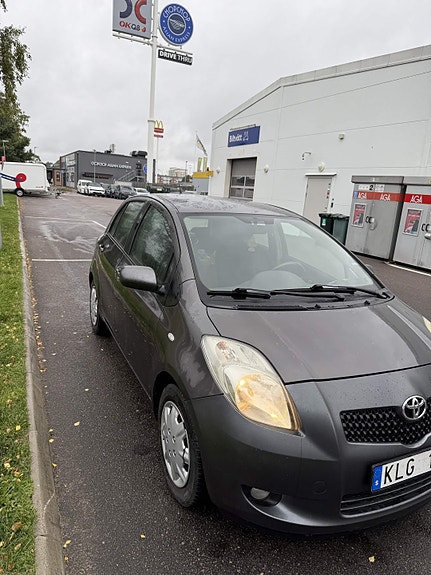 Toyota Yaris 3 of 9