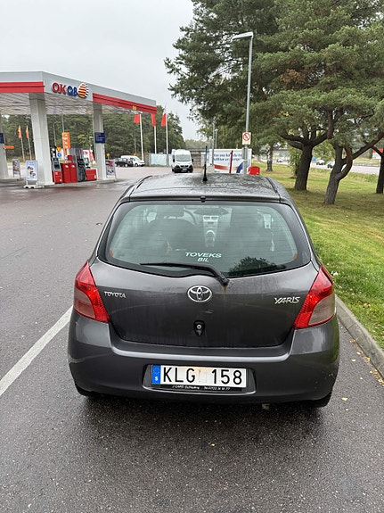 Toyota Yaris 2 of 9
