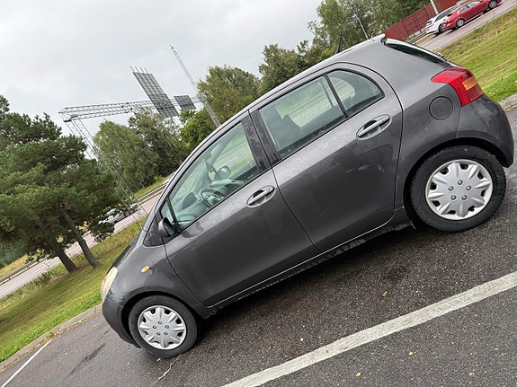 Toyota Yaris 6 of 9