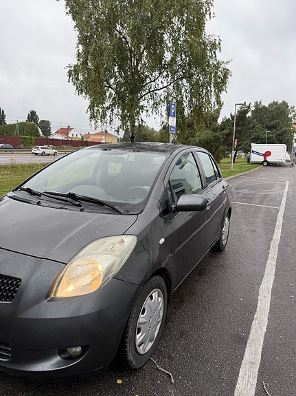 Toyota Yaris 5 of 9