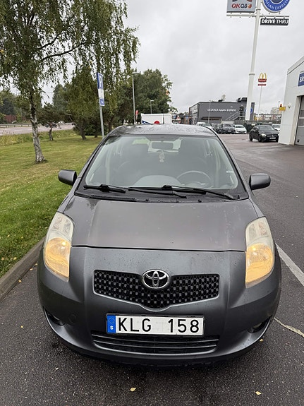 Toyota Yaris 4 of 9