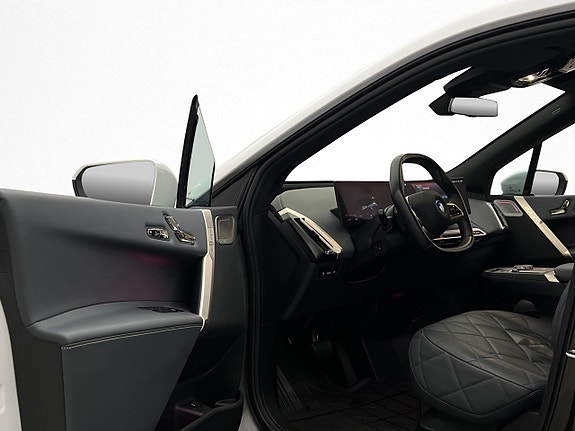 BMW iX 18 of 30
