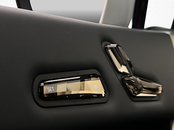BMW iX 14 of 30