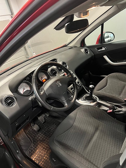 Peugeot 308 SW 11 of 15
