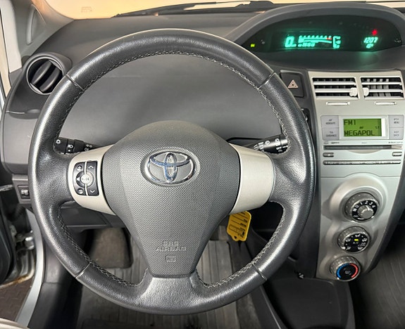 Toyota Yaris 12 of 17