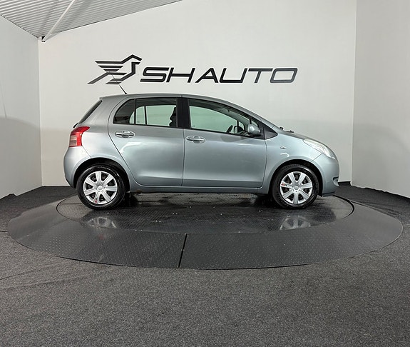 Toyota Yaris 4 of 17
