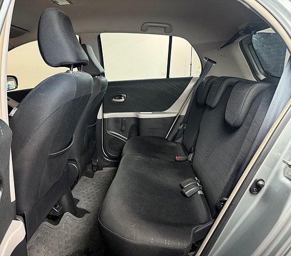 Toyota Yaris 11 of 17