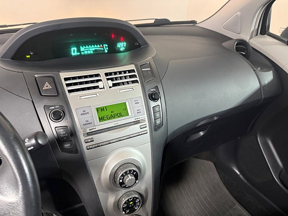 Toyota Yaris 13 of 17