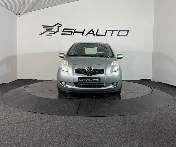 Toyota Yaris 2 of 17