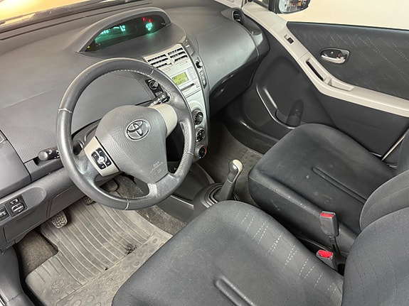 Toyota Yaris 9 of 17