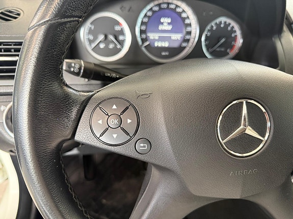 Mercedes-Benz C180 11 of 25
