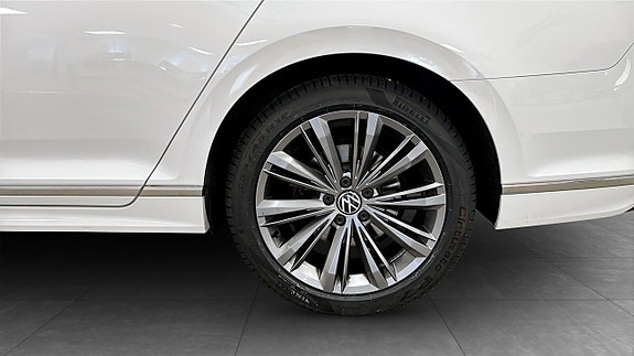 Volkswagen Passat 6 of 12