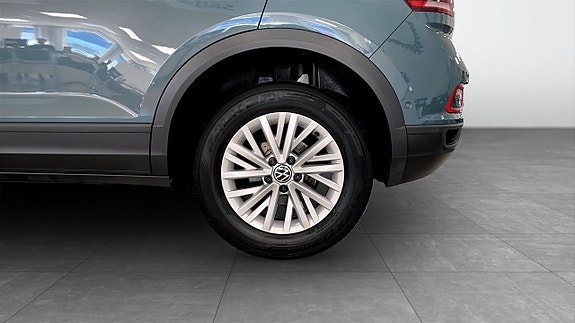Volkswagen T-Roc 6 of 12