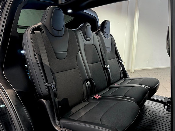 Tesla Model X 24 of 25