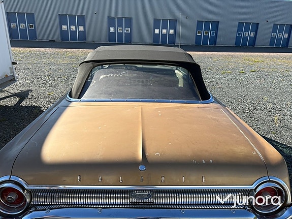 Ford Galaxie 14 of 30