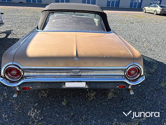 Ford Galaxie 7 of 30