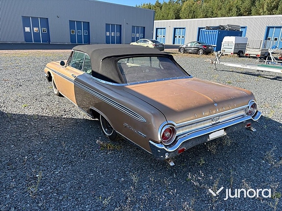 Ford Galaxie 4 of 30