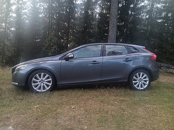 Volvo V40 2 of 4