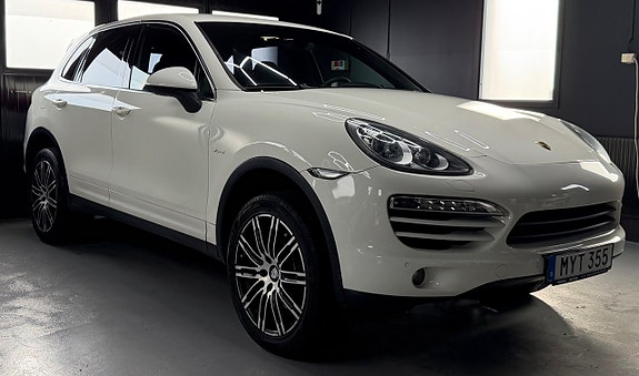 Porsche Cayenne 2 of 14