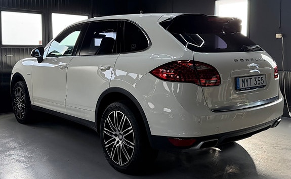 Porsche Cayenne 3 of 14