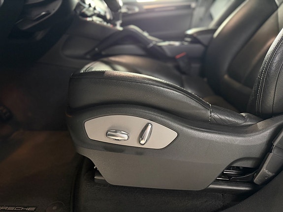 Porsche Cayenne 8 of 14