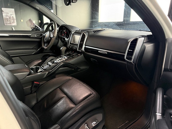 Porsche Cayenne 9 of 14