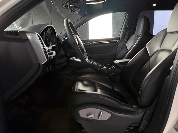 Porsche Cayenne 7 of 14