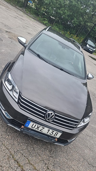 Volkswagen Passat Alltrack 2 of 6