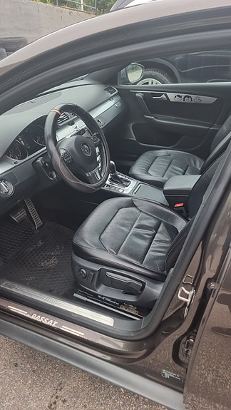 Volkswagen Passat Alltrack 3 of 6