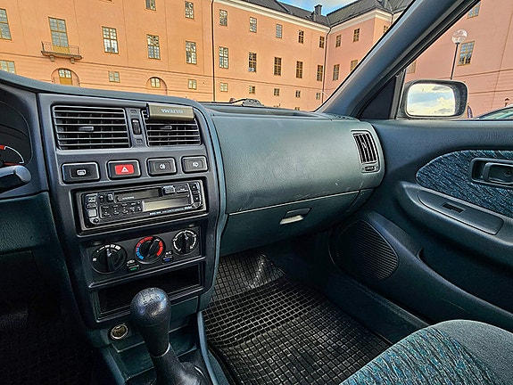 Nissan Almera 4 of 9