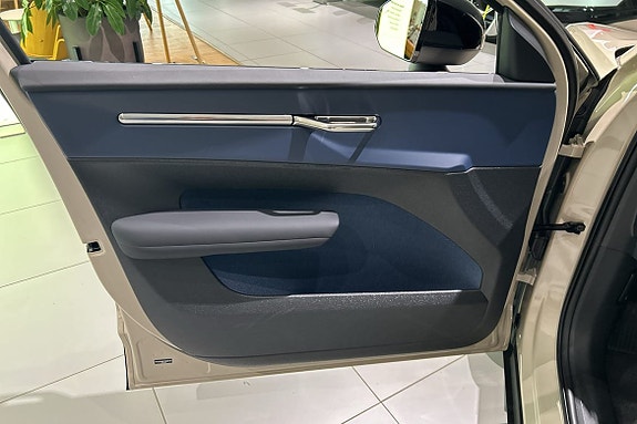 Volvo EX30 13 of 17