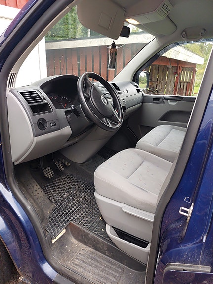 Volkswagen Caravelle 2 of 9