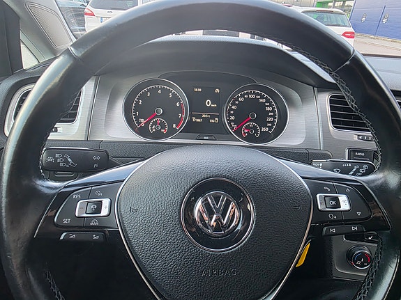 Volkswagen Golf VII 2 of 10