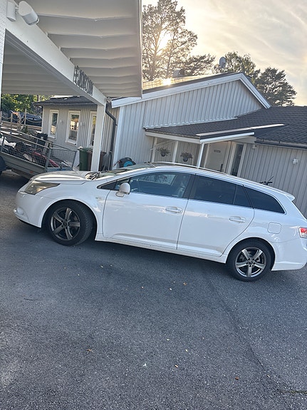 Toyota Avensis 2 of 8