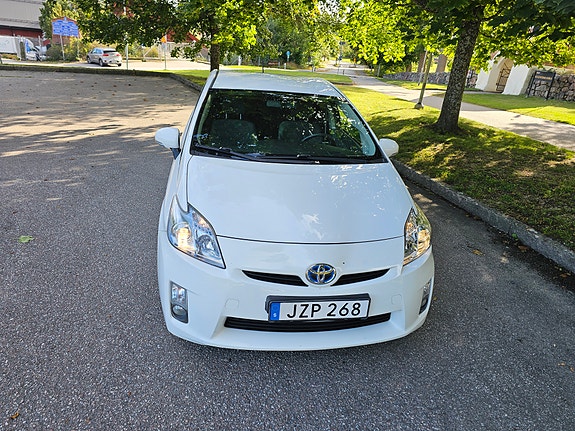 Toyota Prius 5 of 8