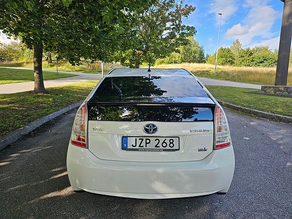 Toyota Prius 4 of 8
