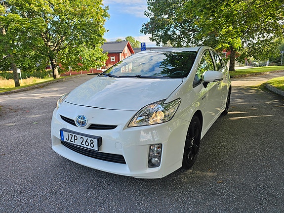 Toyota Prius 3 of 8