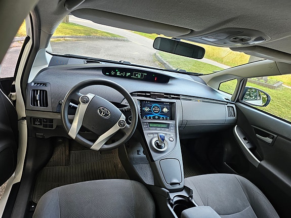 Toyota Prius 6 of 8