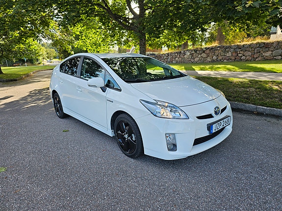 Toyota Prius 2 of 8