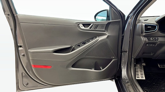 Hyundai IONIQ 11 of 12