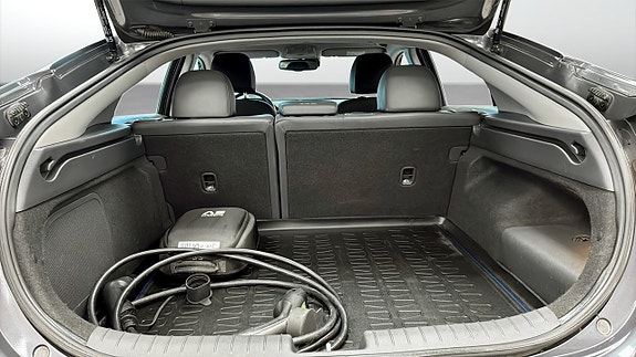 Hyundai IONIQ 10 of 12