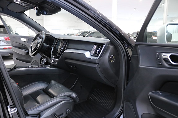 Volvo XC60 13 of 30