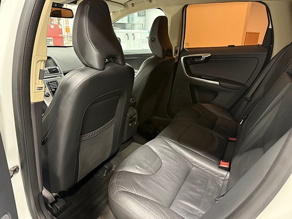 Volvo XC60 13 of 15