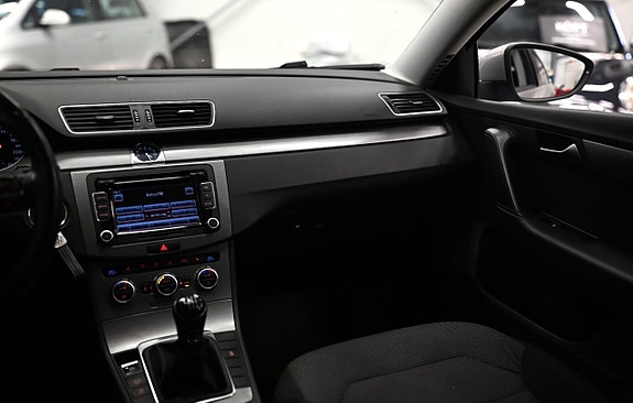 Volkswagen Passat 13 of 25