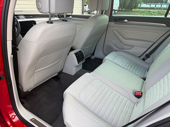 Volkswagen Passat 19 of 21